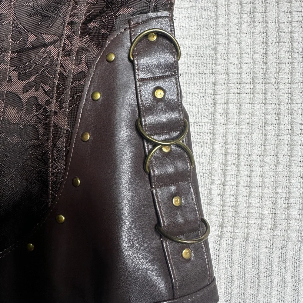Vintage Corset with Buckle Details - Picture 4 of 10
